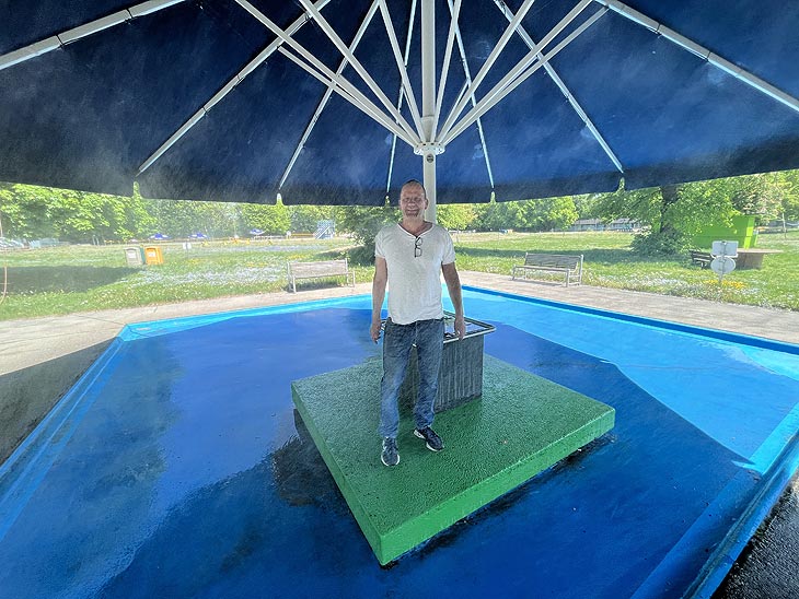 Michi Kern unter dem Regenschirm im Fluffy Clouds (&copy;Foto: Martin Schmitz)